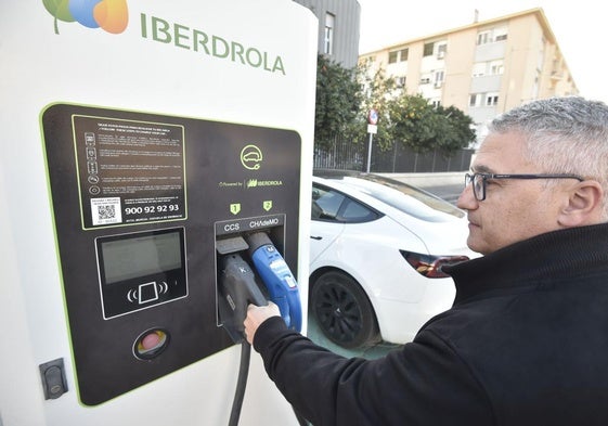 Punto de Recarga de vehiculos electricos de Puertas de Castilla, David Garcia presidente de ACMEIS intenta cargar su Tesla.