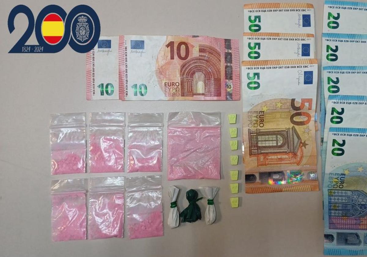 La droga y el dinero incautados por la Policía Nacional.