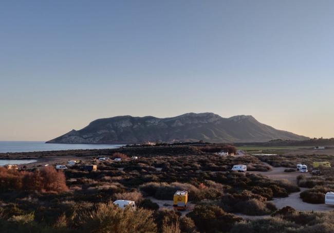 Aspecto que presentaban este miércoles por la tarde las inmediaciones de la playa del Rafal, en Águilas, incluida en el espacio protegido, con caravanas aparcadas sobre la vegetación silvestre