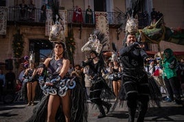 Un grupo de animación desfila frente al Ayuntamiento en la pasada edición del Mercado Medieval.