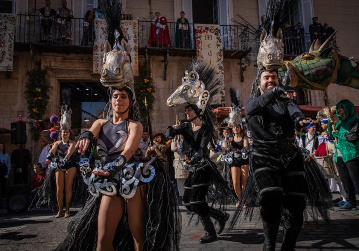 Un grupo de animación desfila frente al Ayuntamiento en la pasada edición del Mercado Medieval.