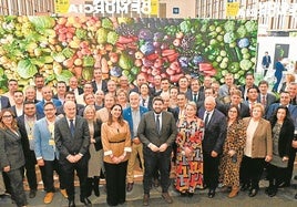 Fernando López Miras y la consejera Sara Rubira, ayer, con el sector en Fruit Logistica.