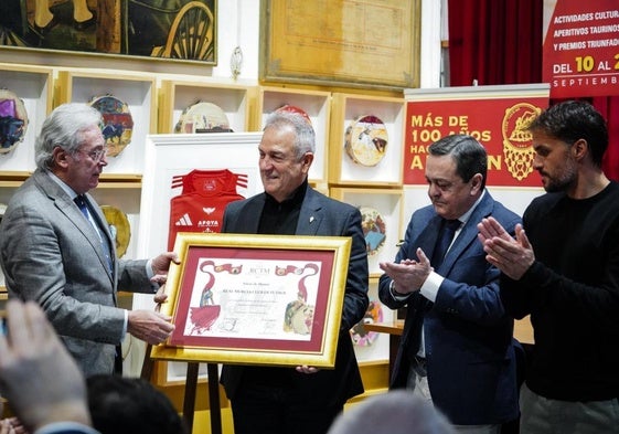 Alfonso Avilés entrega un obsequio a Felipe Moreno, ayer.