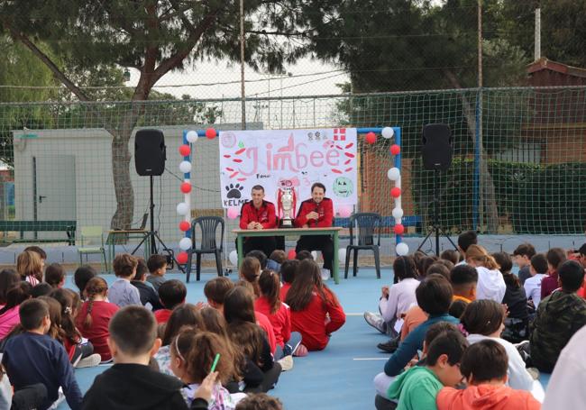 Los más pequeños. Gon Castejón y Linhares, del Jimbee, visitan a niños y niñas del CEIP San Cristóbal.