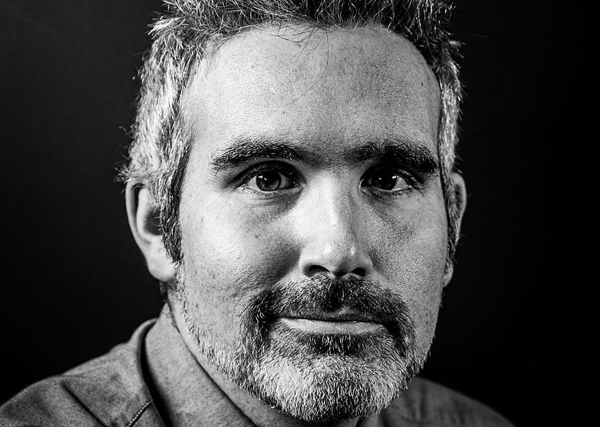 Imagen secundaria 1 - Izquierda: El autor de 'Arde Murcia', José Manuel Sala. Derecha: Ilustración interior de unos limones sudorosos.