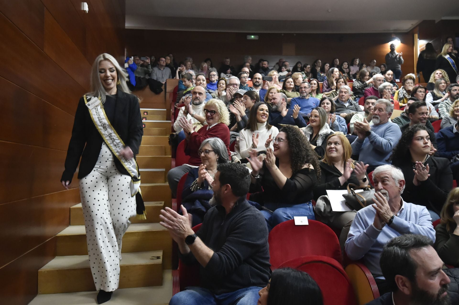 Presentación de las candidatas a abanderadas de Moros y Cristianos de Murcia, en imágenes