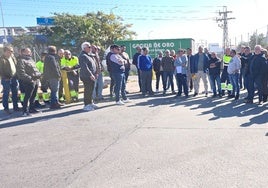 Una parte de los trabajadores se ha reunido este jueves para decidir qué medidas tomar