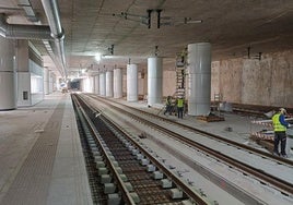 Obras de montaje de las vías y acabado de los andenes en la nueva estación soterrada de Murcia del Carmen.