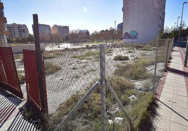 Imagen del solar de la calle río Tus, ubicado en el límite entre las pedanías de Churra y Santiago y Zaraíche y que ha recibido pujas.