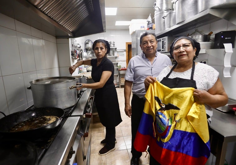 Fanny Suntaxi y Guillermo Gualotuña en su restaurante de Murcia, 'El Rinconcito Ecuatoriano'