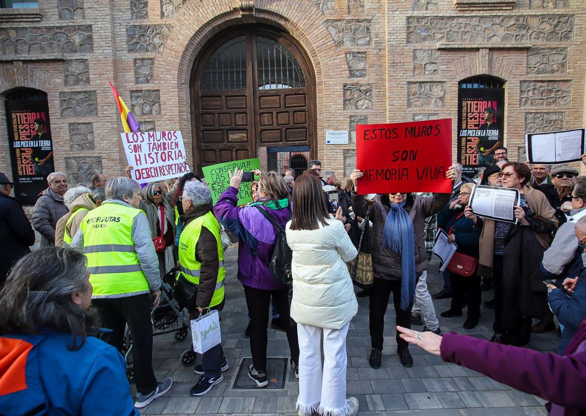 Imagen secundaria 1 - Los manifestantes, frente a la Cárcel Vieja este viernes. 