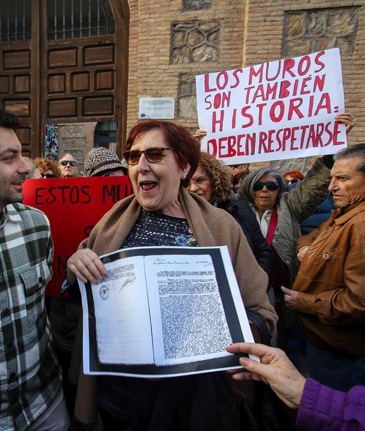 Imagen secundaria 2 - Los manifestantes, frente a la Cárcel Vieja este viernes. 