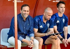 Fran Fernández, a la izquierda, junto a Jesús Cañadas y Rafael Fueyo, dos de sus ayudantes, en el banquillo del Enrique Roca.