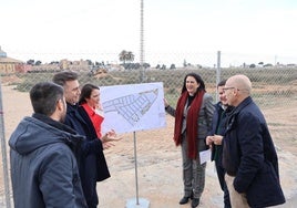 Autoridades y técnicos durante la visita a la parcela que acogerá las obras.