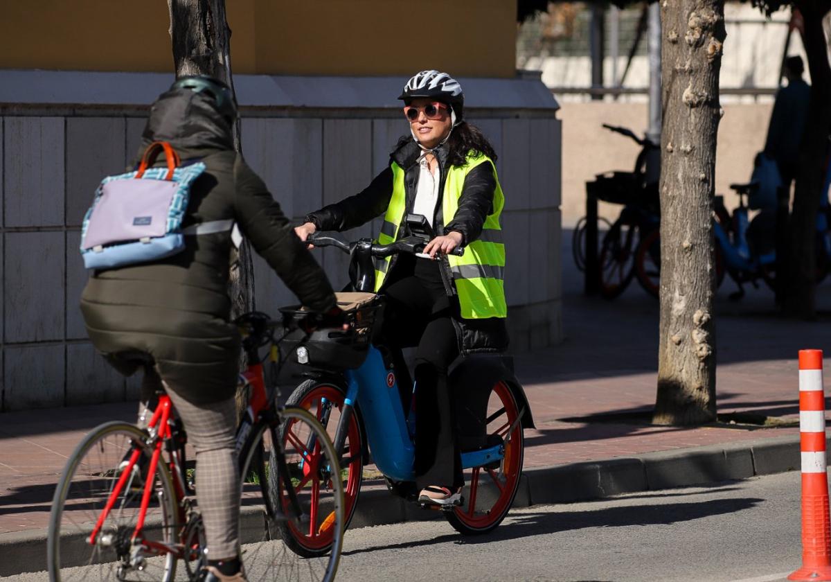 Recorrido por el tramo de carril bici de la avenida Rector José Loustau, ayer.