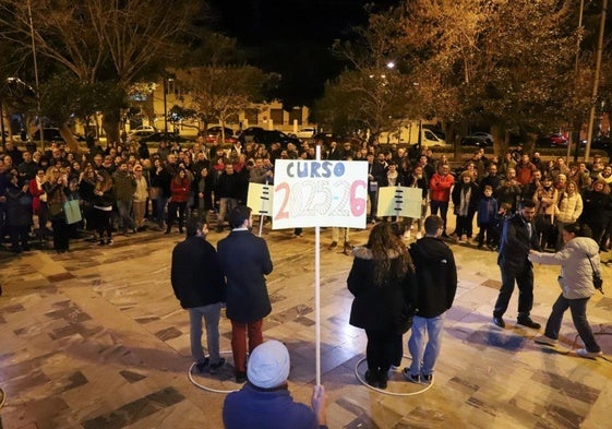 Un momento de la concentración de protesta celebrada ayer en la glorieta Gabriel Miró.