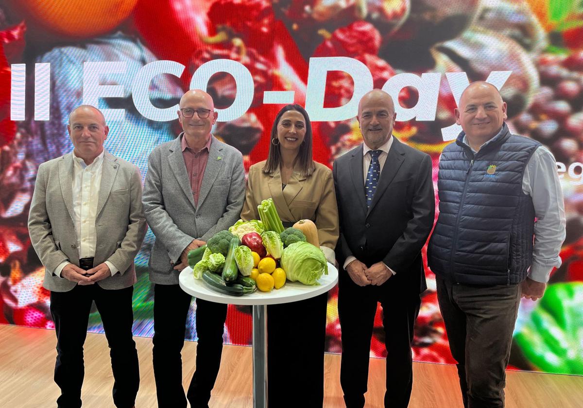 La consejera Sara Rubira, en el estand de la Región en Fruit Logistica Berlín.