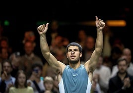 Carlos Alcaraz celebra su victoria ante Pedro Martínez.