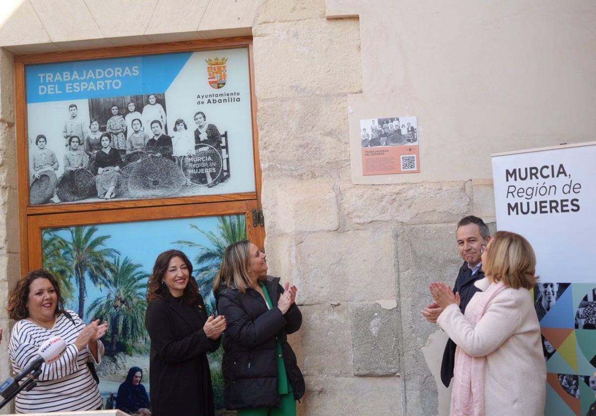 La consejera de Política Social, Conchita Ruiz, y el alcalde de Abanilla, José Antonio Blasco, junto a la placa conmemorativa.