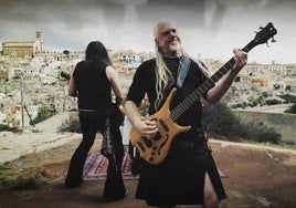 Marko Hietala, en un fotograma del videoclip de 'Rebel of the North', con Cehegín al fondo.