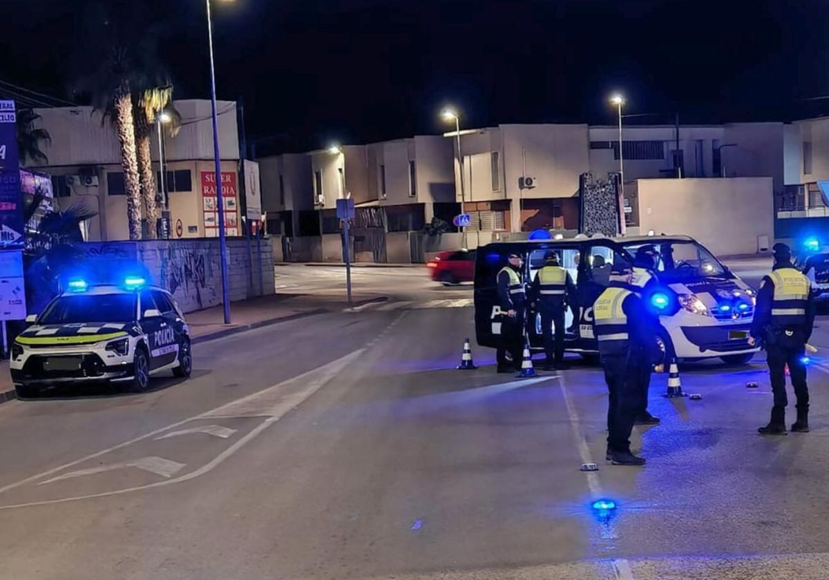 La Policía Local de Las Torres de Cotillas, en uno de los controles de tráfico en el municipio.