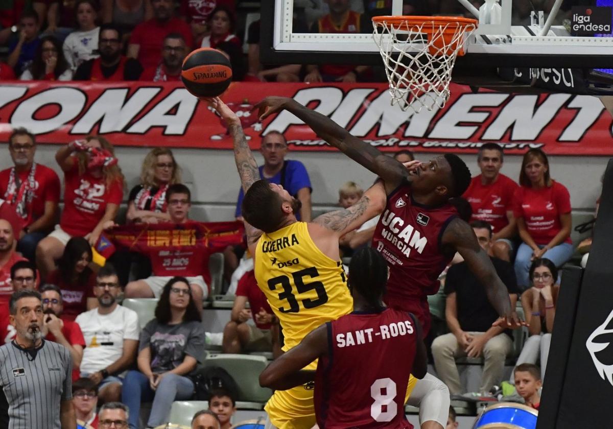 Dylan Ennis se lanza al tapón contra Fran Guerra en el último partido entre murcianos y tinerfeños disputado en el Palacio.