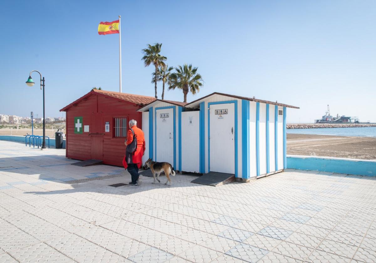 Puestos de aseos fijos en la playa de Los Náufragos.