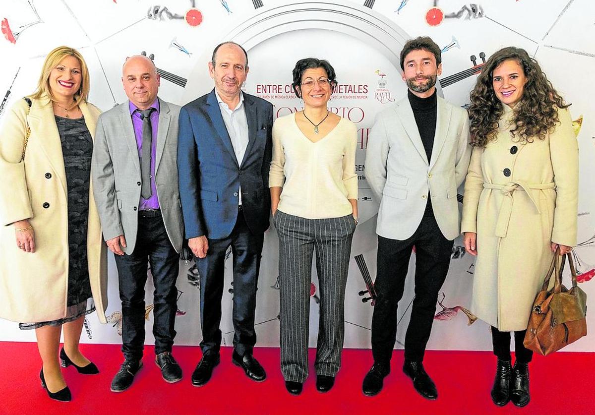 Ana Mena, Fernando Molina, Miguel Torres, Rosa María Gómez, Víctor Rodríguez y Natalia Perales momentos antes de entrar a disfrutar del concierto.