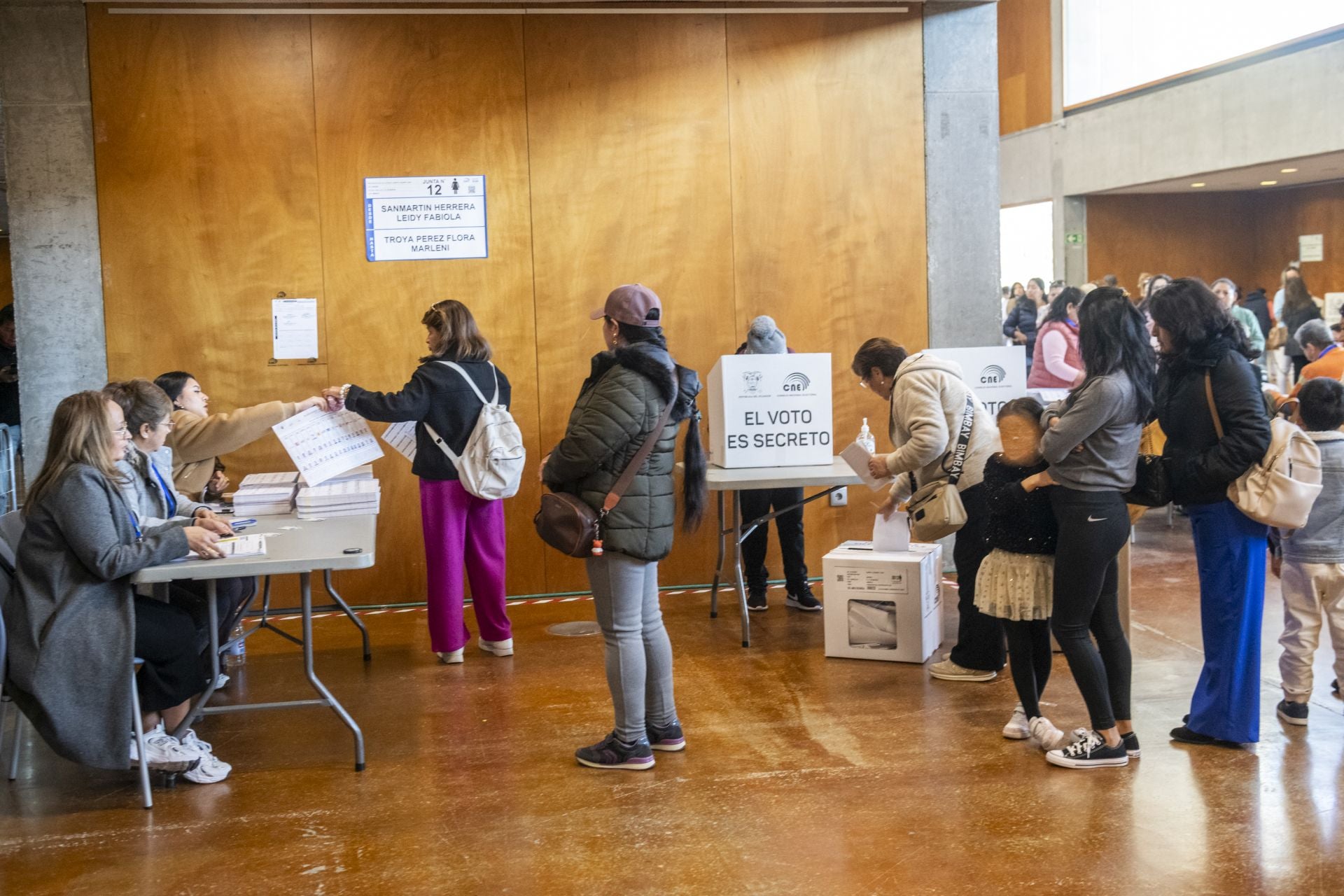 La votación para las elecciones de Ecuador en Murcia, en imágenes