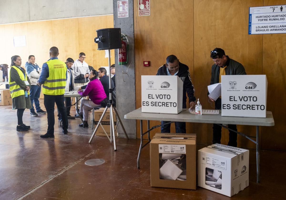 La votación para las elecciones de Ecuador en Murcia, en imágenes