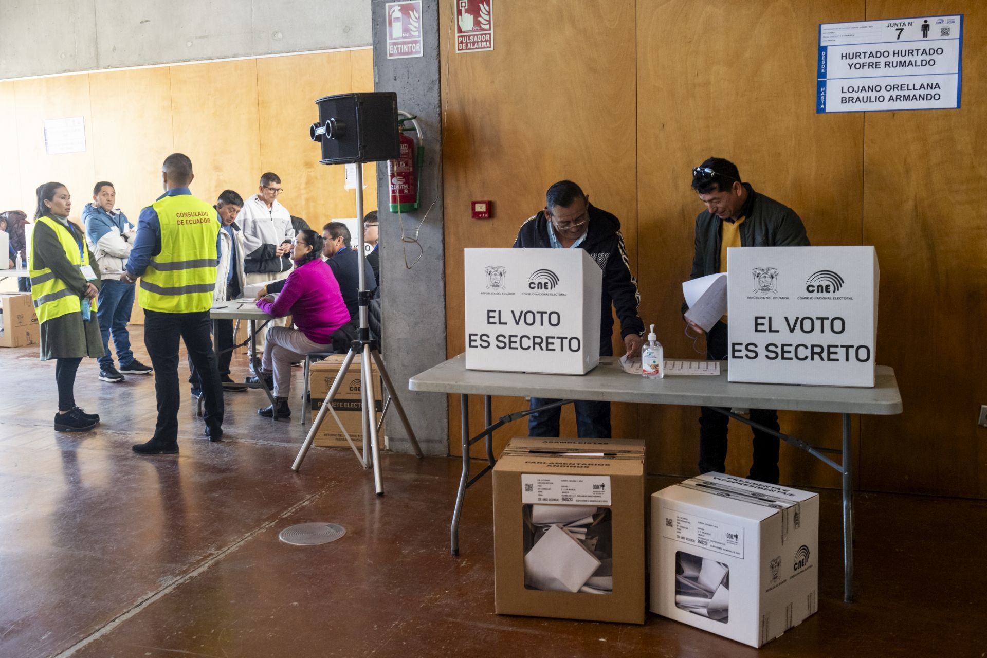 La votación para las elecciones de Ecuador en Murcia, en imágenes