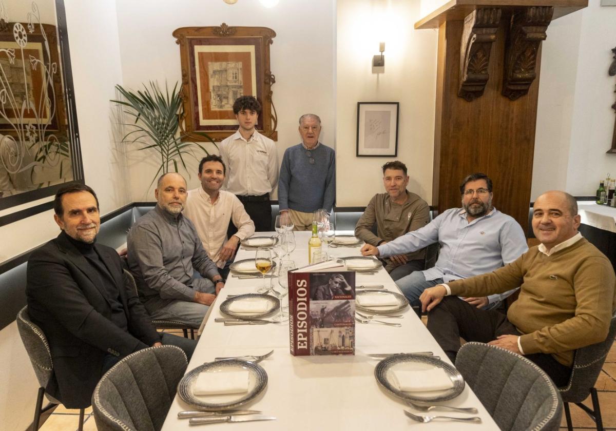 Luis Miguel Pérez Adán, Sergio Acosta, Clemente Acosta, Juan Carlos Acosta, Clemente Acosta (fundador del Grupo Casa Tomás), Juan Carlos Acosta, David Acosta y Miguel Martínez, presidente de la Cámara de Comercio, en el restaurante La Tartana.