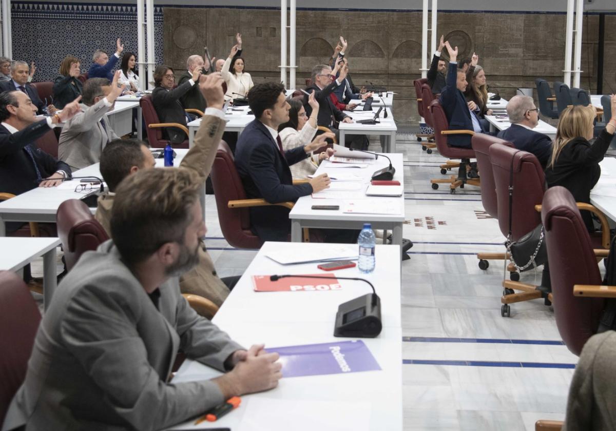 Diputados de la Asamblea Regional, durante una votación en el Pleno de la Cámara.