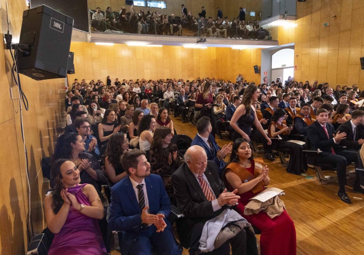 Alumnos, familiares y profesores, en el acto de graduación de la primera promción de Ingenería Biomédica.