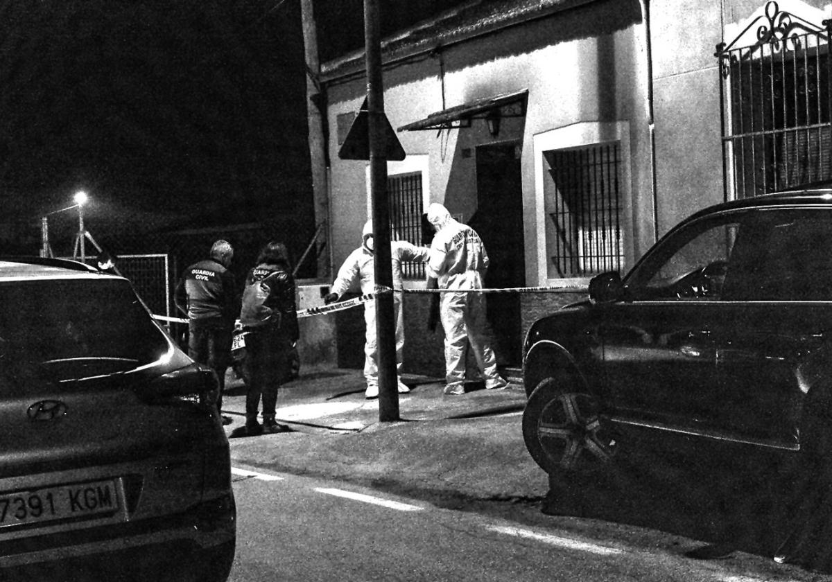 La Policía Judicial de la Guardia Civil recabando pruebas en la zona del crimen.