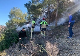 Los bomberos trabajando en el incendio.