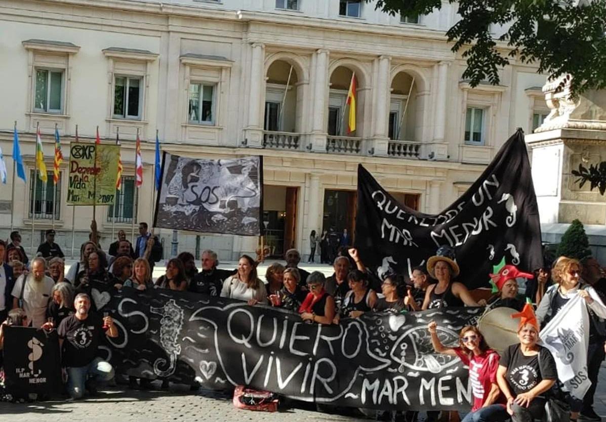 Asistentes a una concentración frente al Congreso en defensa de la ILP, en 2022, cuando se aprobó la norma.