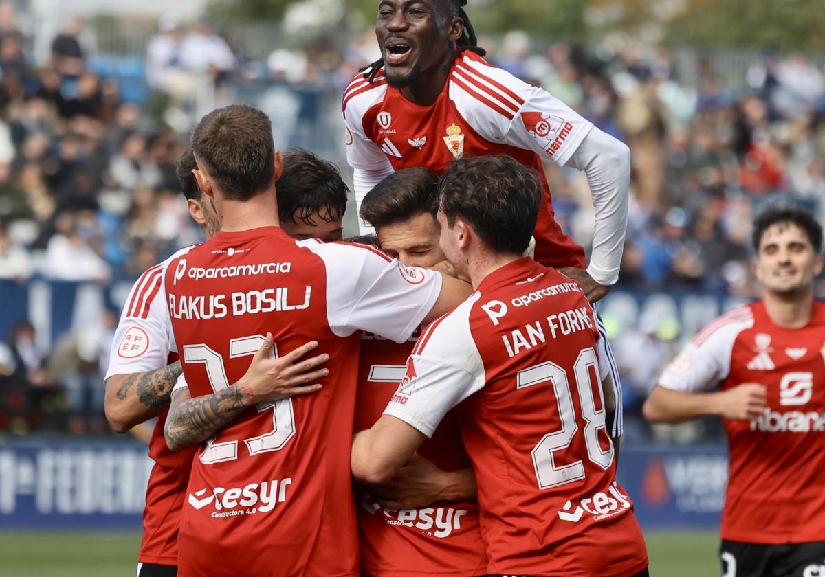 Los jugadores del Real Murcia celebran uno de los goles del partido.