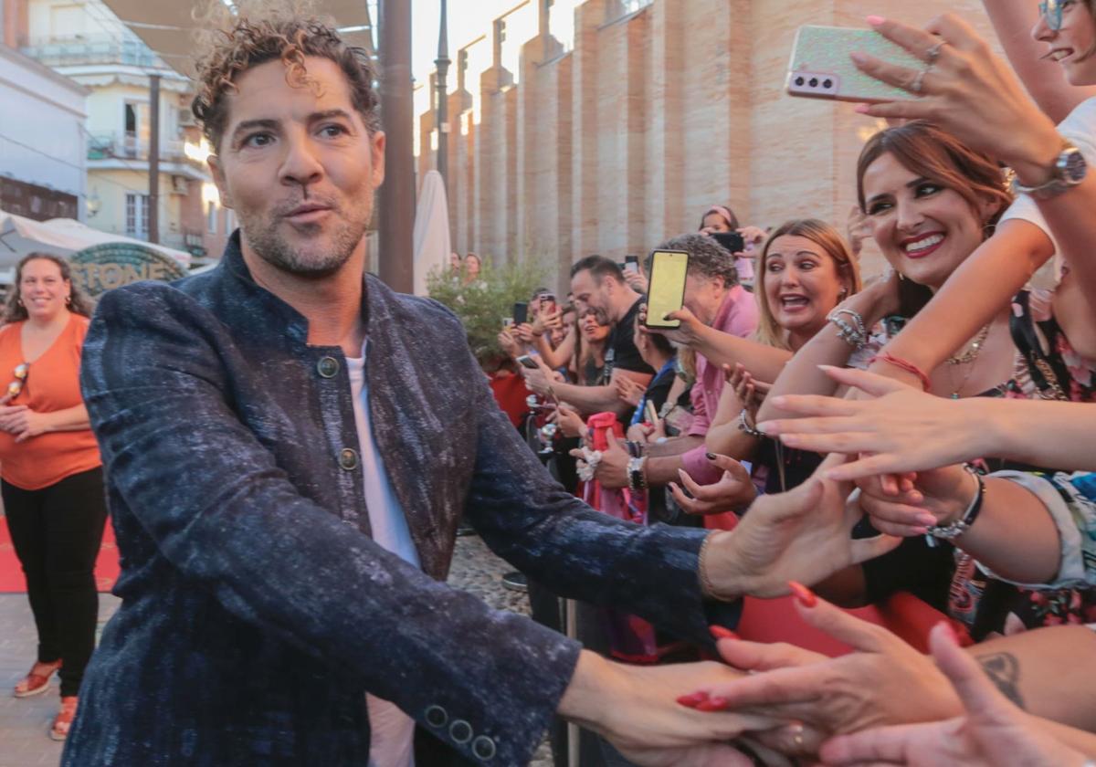 David Bisbal saluda a sus seguidores, en una imagen de archivo.