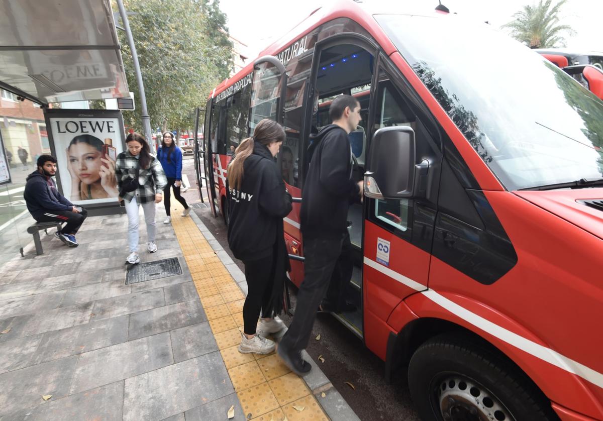 Pasajeros subiendo a un autobús en Murcia.