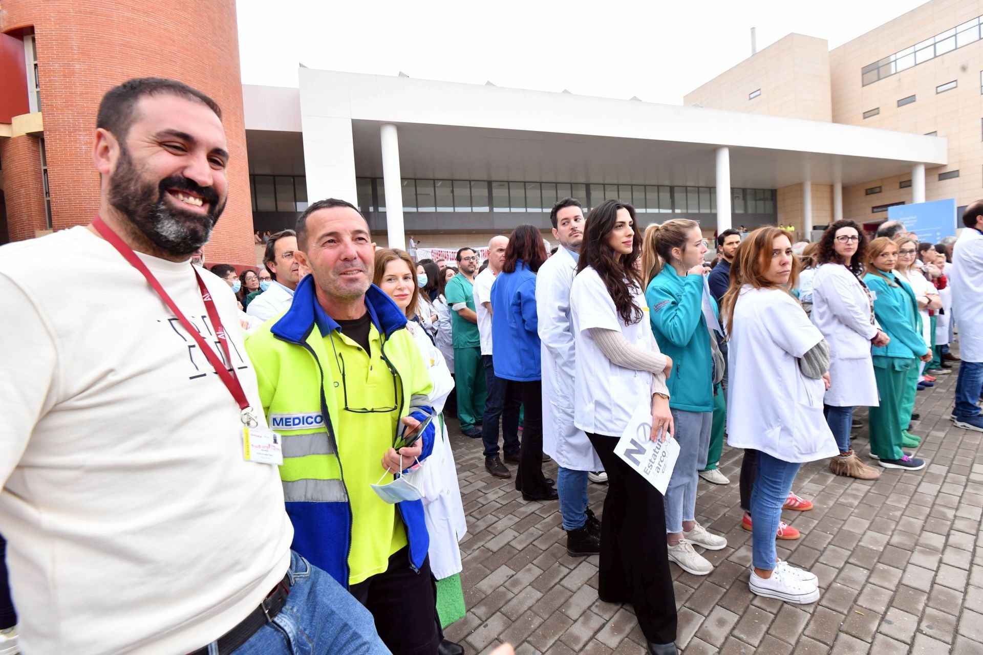 La protesta de los sanitarios por la reforma del Ministerio en La Arrixaca, en imágenes