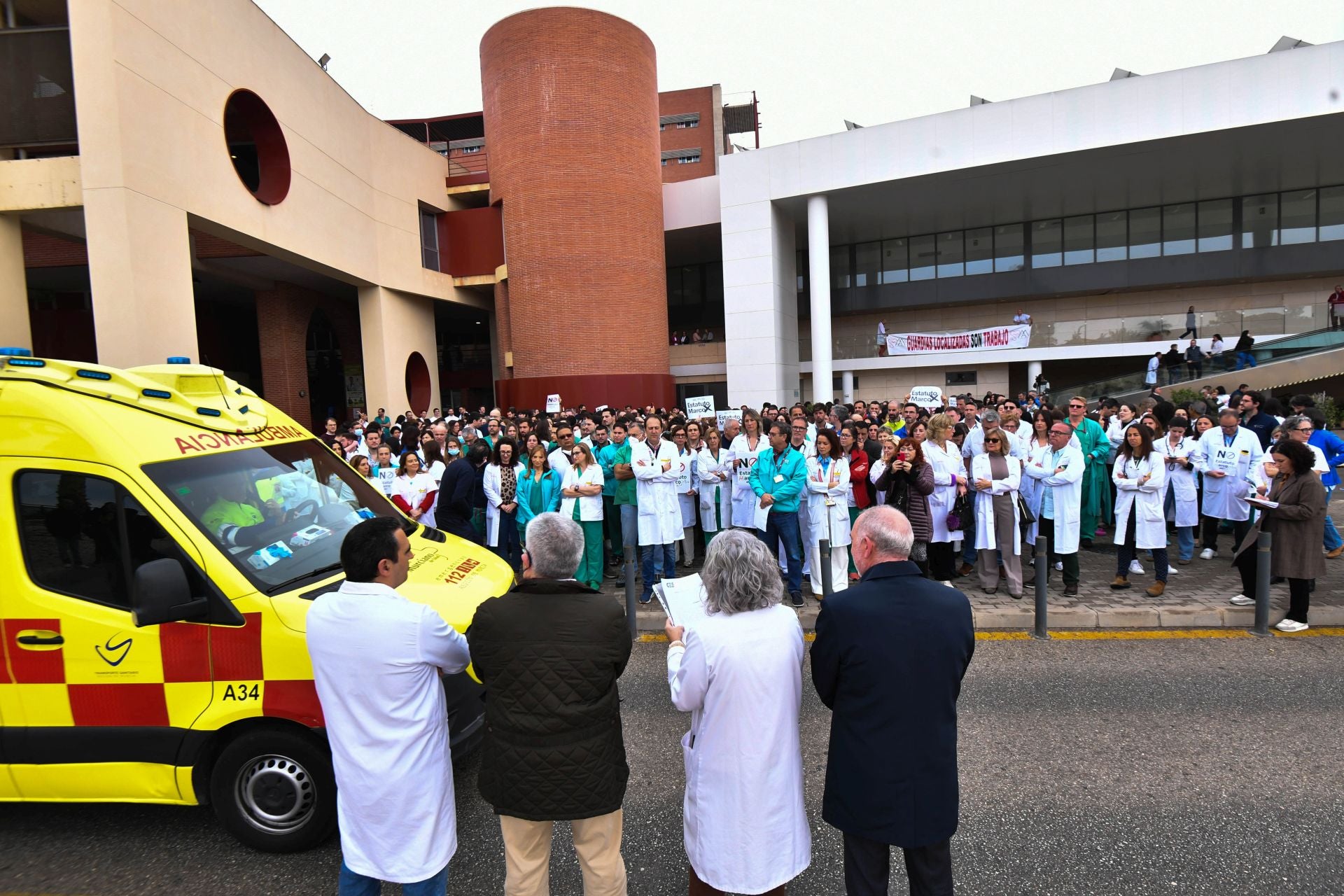 La protesta de los sanitarios por la reforma del Ministerio en La Arrixaca, en imágenes