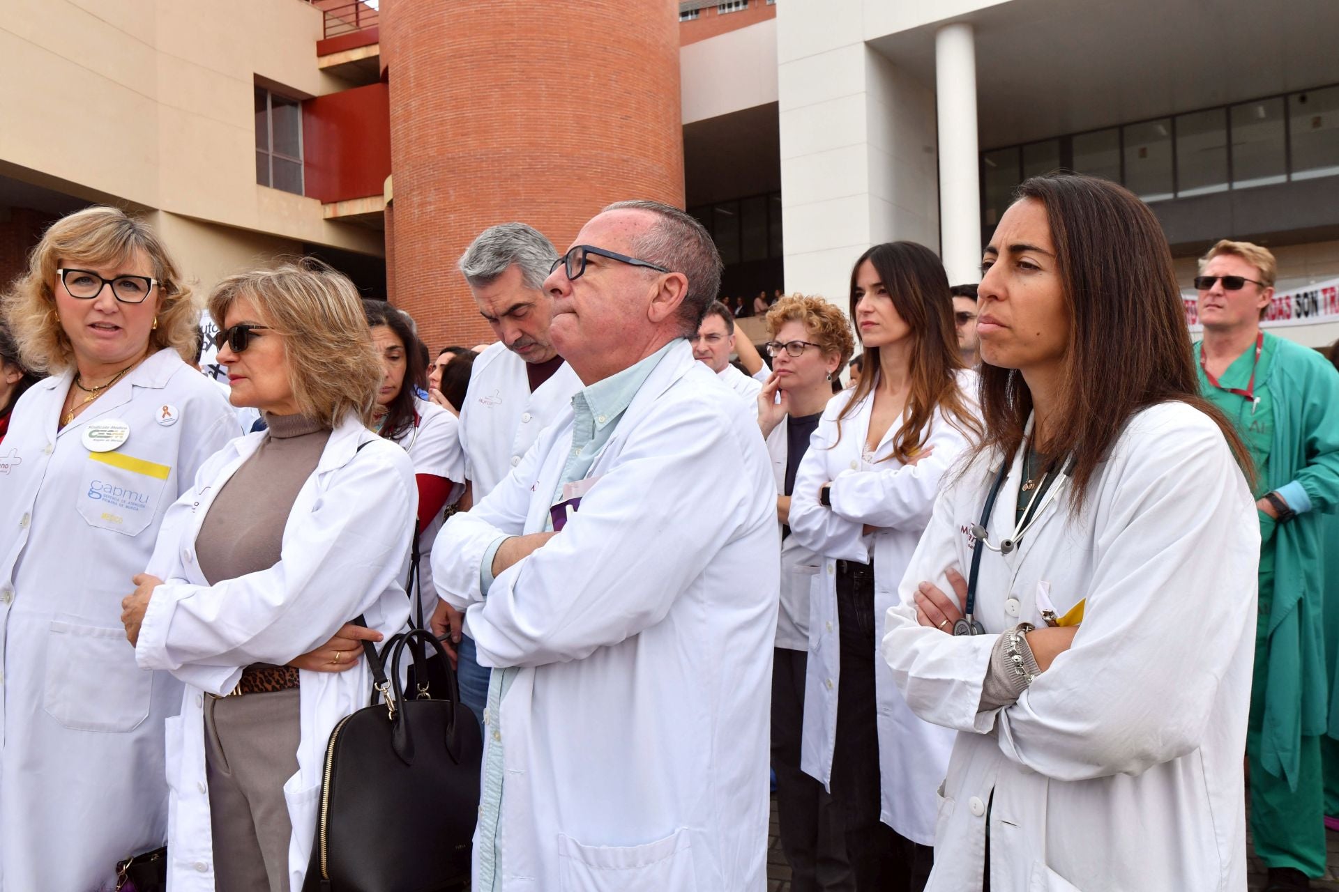 La protesta de los sanitarios por la reforma del Ministerio en La Arrixaca, en imágenes