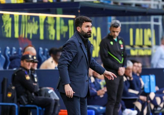 Fernández Romo, ayer, en el estadio Nuevo Mirandilla de Cádiz.