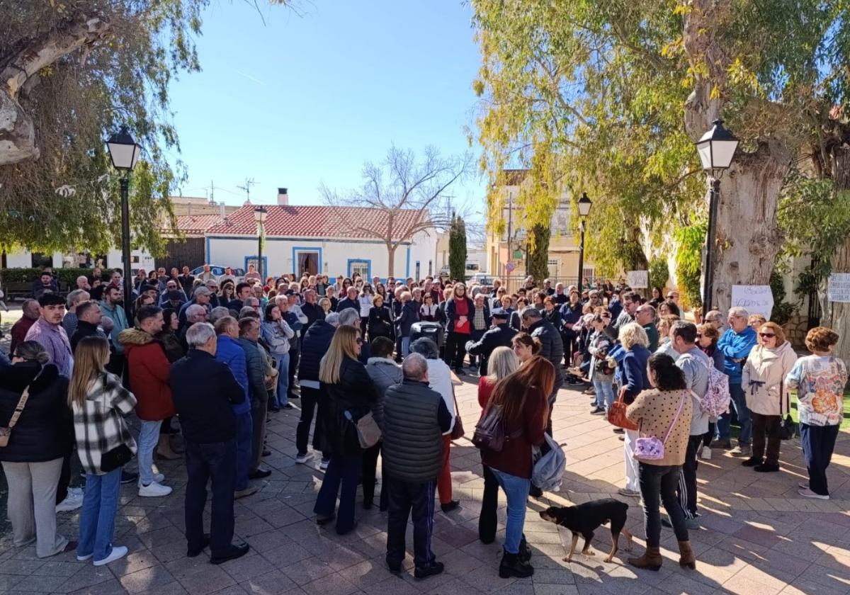 Vecinos de La Paca durante la concentración, ayer.