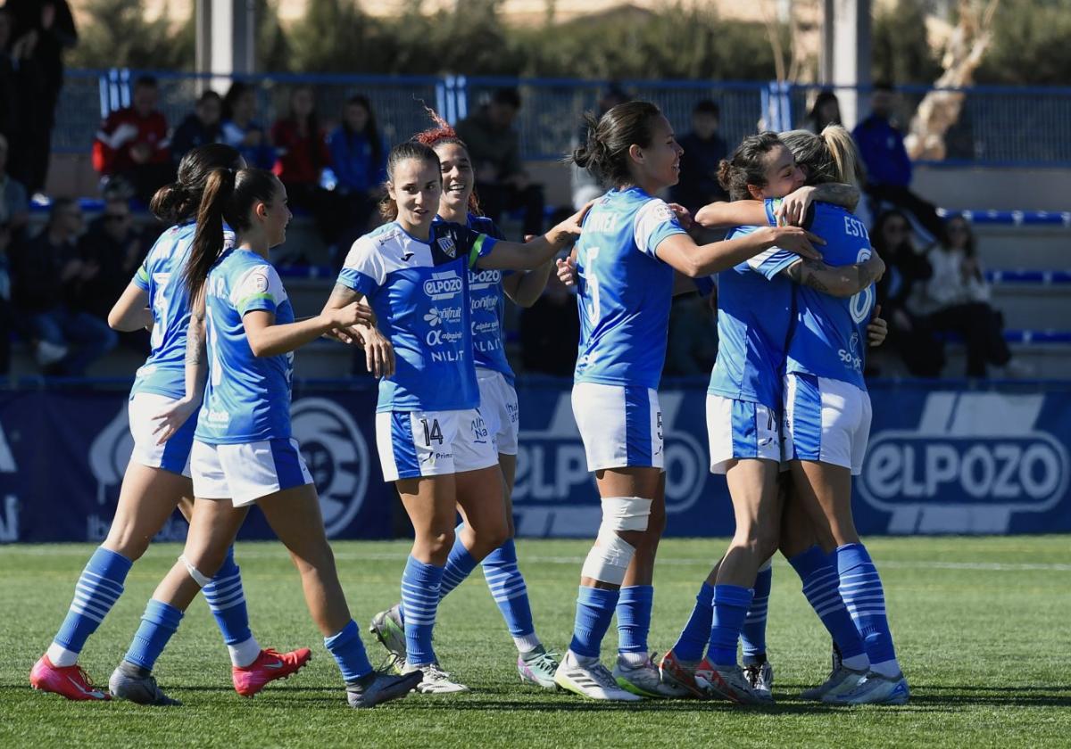 Las jugadoras del Alhama CF ElPozo celebran el segundo gol de Belén, ayer.