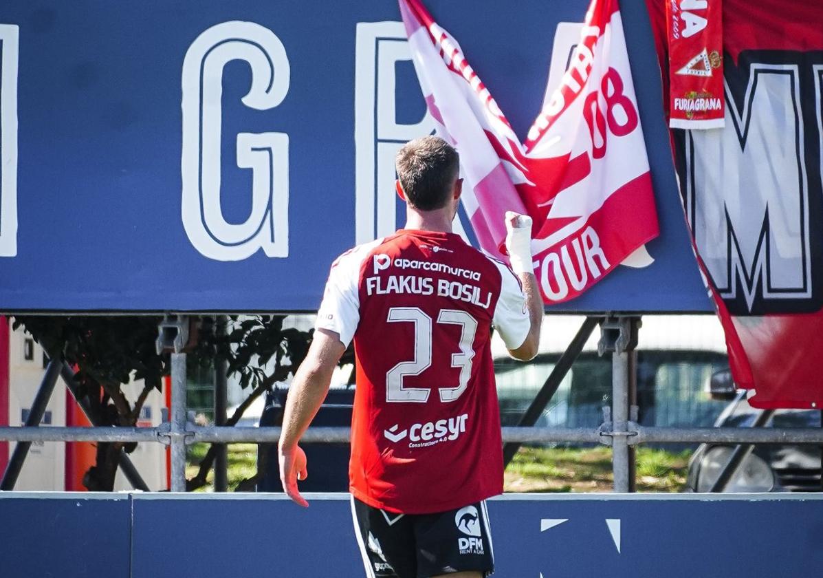 Flakus, jugador grana, con los aficionados murcianistas.