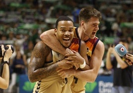 Sleva abraza a Caupain tras pasar a la final de la Liga Endesa.