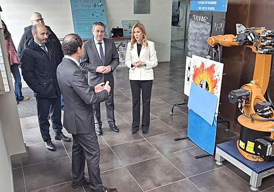 La consejera Empresa, Empleo y Economía Social, Marisa López Aragón, en su visita al Centro Tecnológico del Metal.