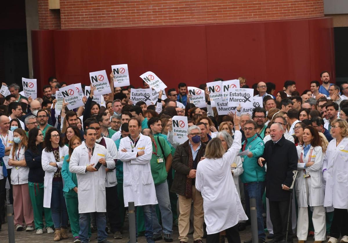 Decenas de sanitarios protestan frente a la puerta de La Arrixaca este lunes.